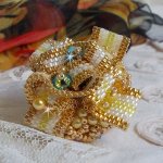 Bague Sunflower Gold Haute-Couture brodée avec des rocailles en plaqué or 24 carats et des cristaux de Swarovski 